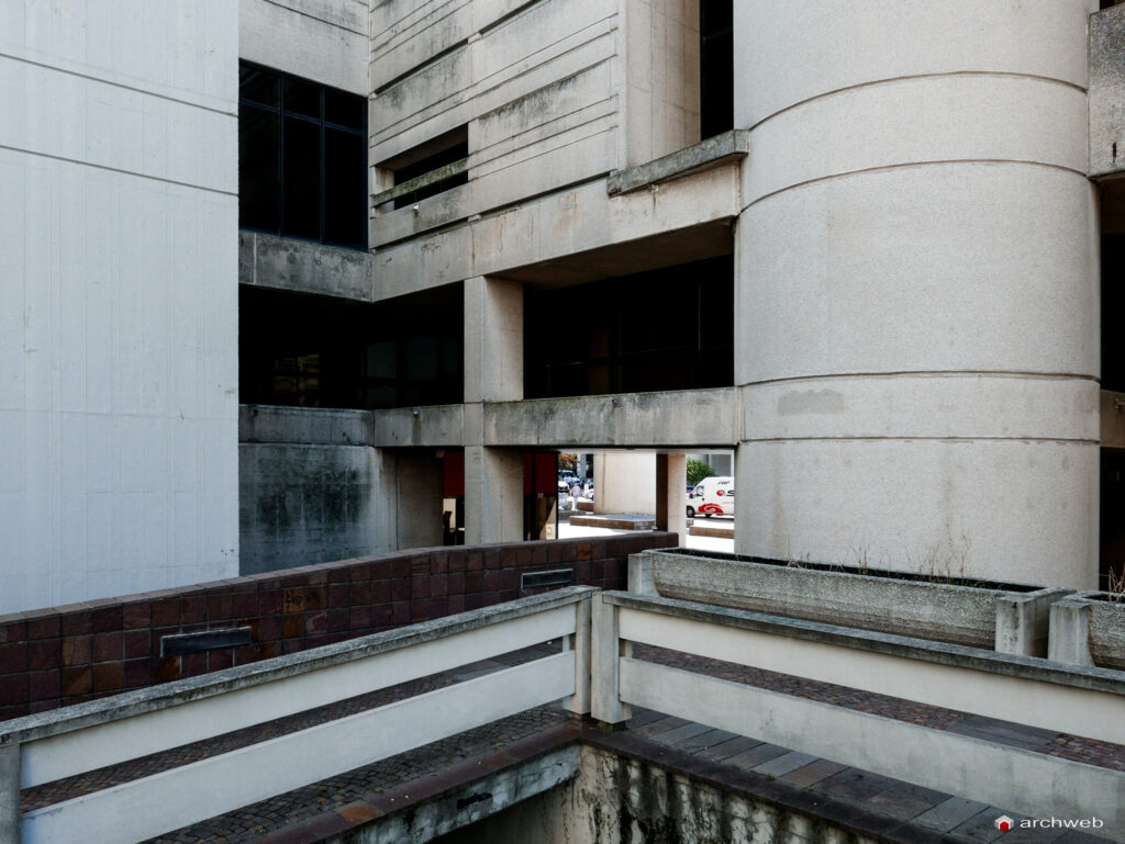 Kenzo Tange's business center in Bologna - photo 04 - Archweb