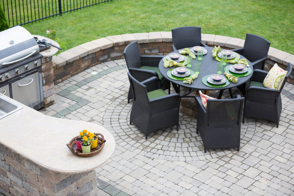 Outdoor cooking: example of outdoor dining area