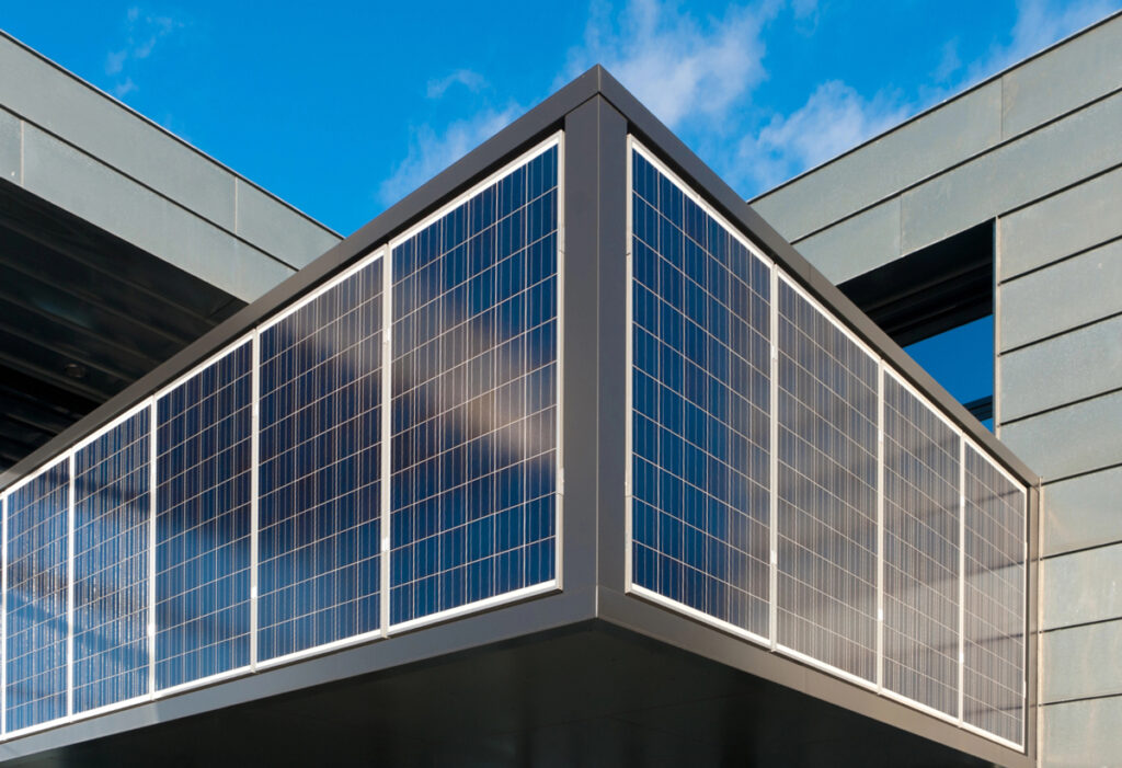 Facciata fotovoltaica con pannelli integrati