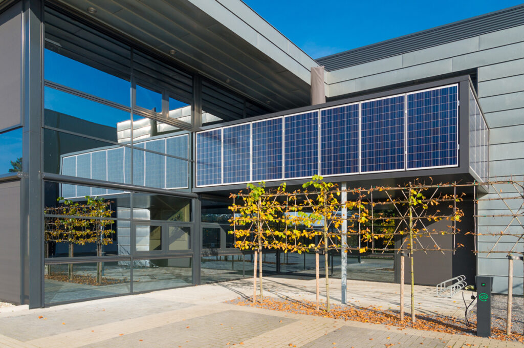 Edificio con pannelli fotovoltaici integrati