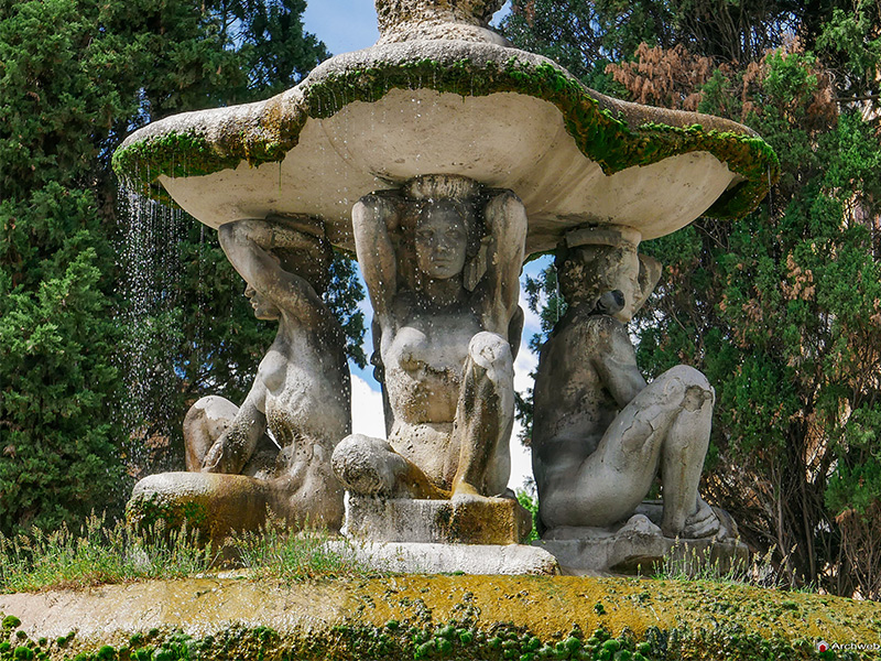 Fontana delle Cariatidi a Roma in Piazza dei Quiriti