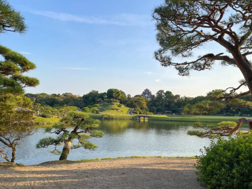 Koraku-en photos: a full view of the central garden lake
