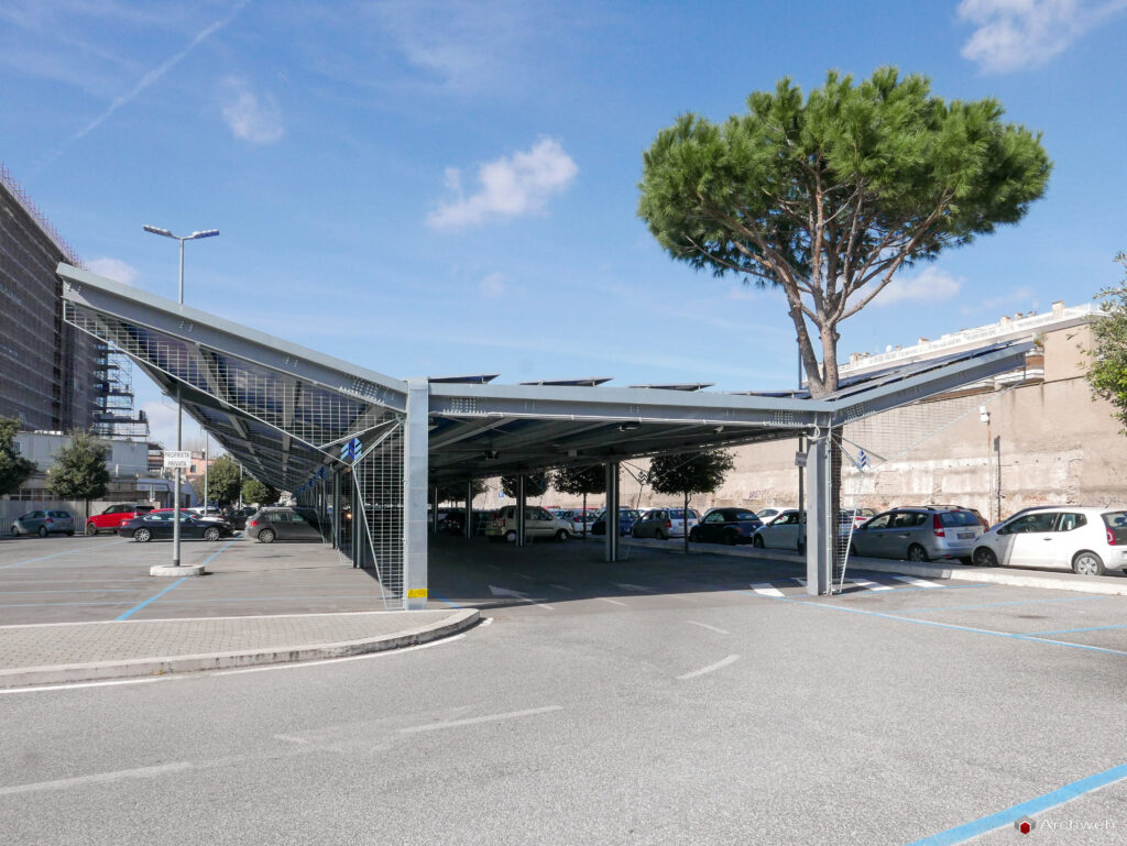 Parcheggio auto coperto con pannelli fotovoltaici