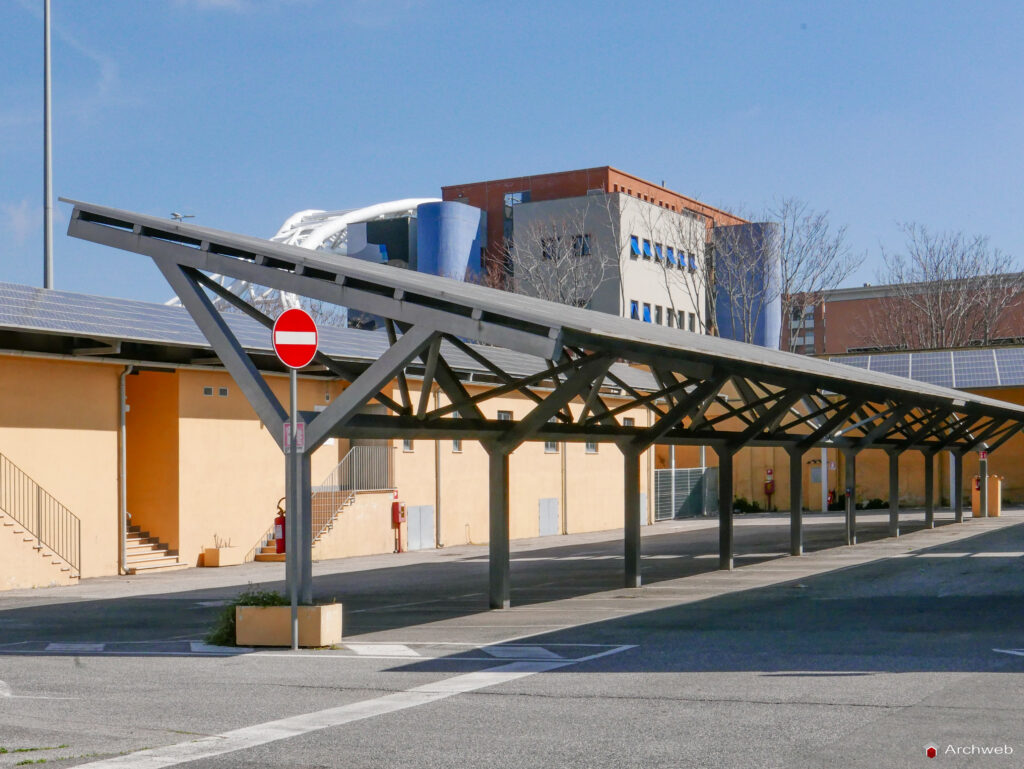 Struttura per parcheggi con pannelli fotovoltaici