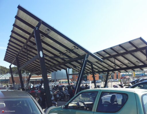 Parcheggio moto coperto con pannelli fotovoltaici