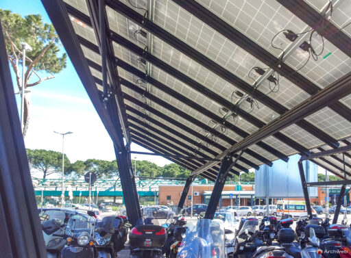 Parcheggio moto coperto con pannelli fotovoltaici