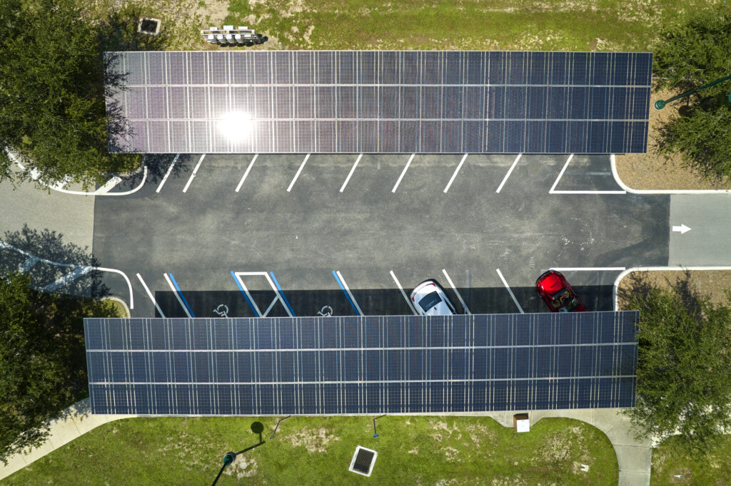 Parcheggio coperto con pannelli fotovoltaici visto dall'alto