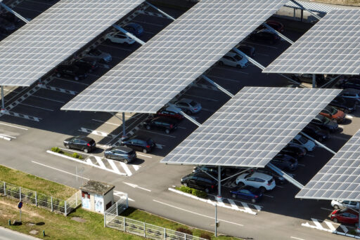 Parcheggio coperto con pannelli fotovoltaici