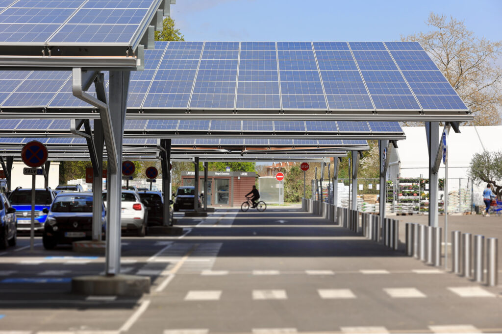 Parcheggio coperto con pannelli fotovoltaici