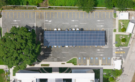 Parcheggio coperto con pannelli fotovoltaici visto dall'alto