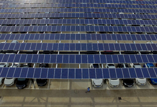 Parcheggio coperto con pannelli fotovoltaici visto dall'alto